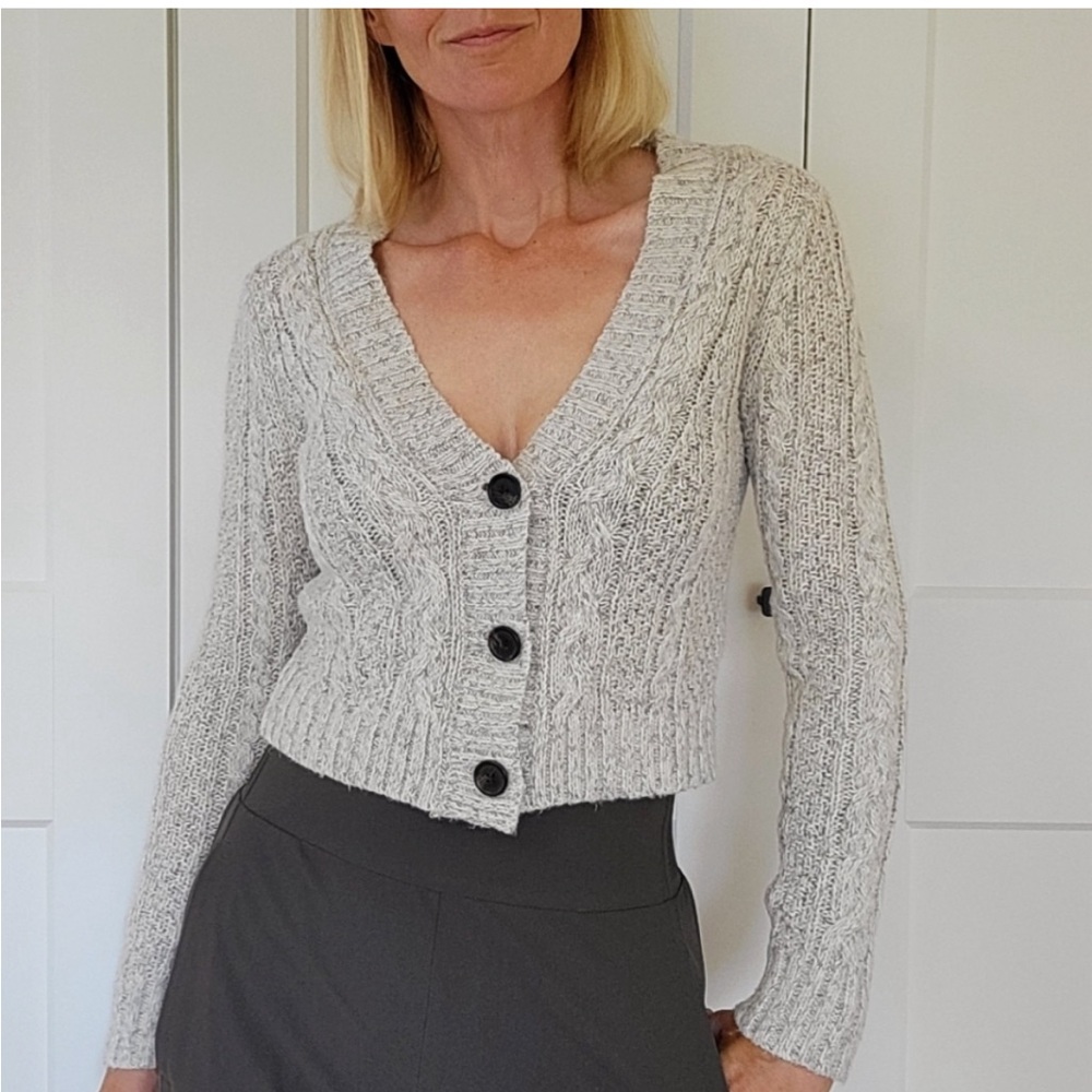⭐3/$29 American Eagle Cropped V Neck Sweater Cardigan Grey Size XS #7L1BSH1Q